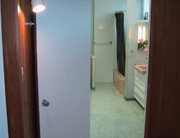 Looking_from_the_dressing_room_into_the_master_bath