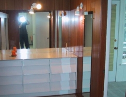 The_built_in_dresser_in_the_dressing_room