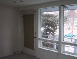 The_doorway_to_the_balcony_in_the_master